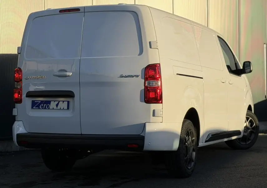 Vue 3/4 arrière droite du Citroën Jumpy blanc Icy avec portes battantes et jantes noires.