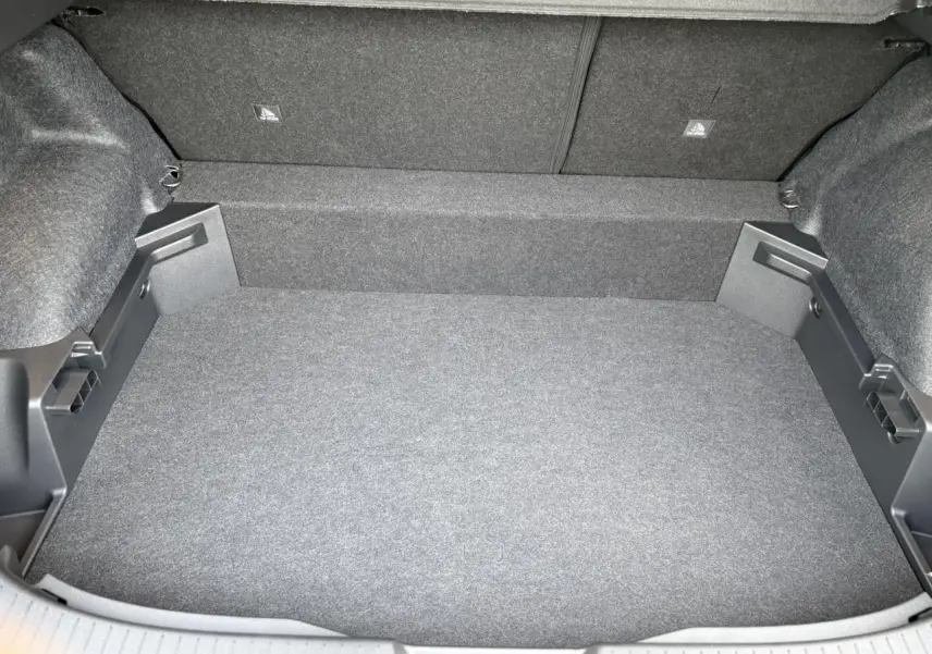 Vue intérieure du coffre spacieux et propre du Nissan Qashqai III e-Power gris Ceramic, sans chargement visible.