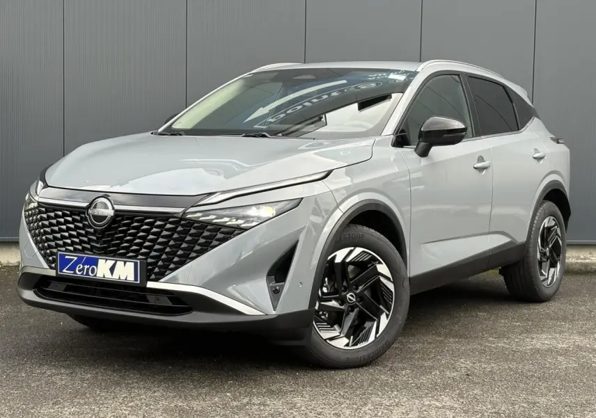 Nissan Qashqai III e-Power gris Ceramic en 3/4 avant droit, avec calandre noire et jantes alliage bicolores.