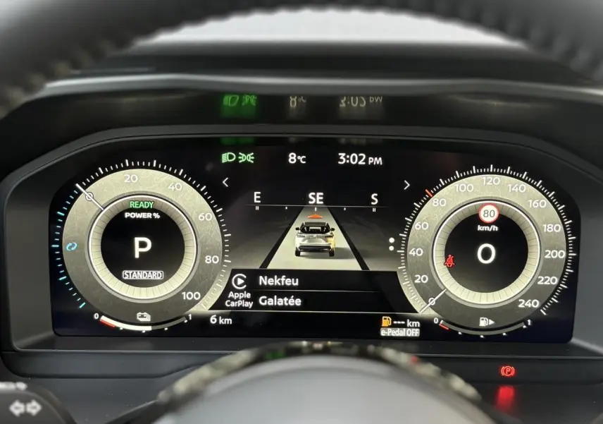 Vue rapprochée du combiné d'instrumentation numérique du Nissan Qashqai 2025, affichage clair et moderne.