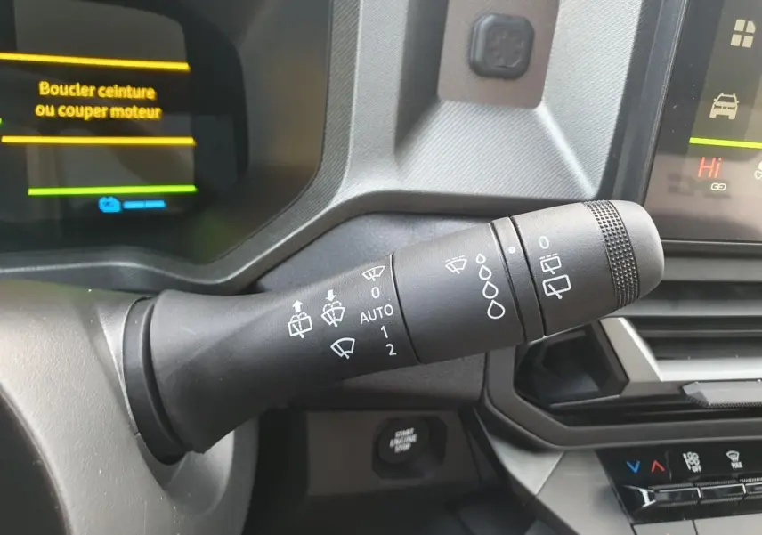 Gros plan sur la commande d’essuie-glace du tableau de bord du Dacia Bigster 2026 bleu indigo.