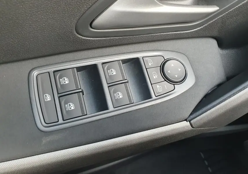 Commande des vitres et rétroviseurs sur la porte côté conducteur du Dacia Bigster bleu indigo, finition Journey 2026.