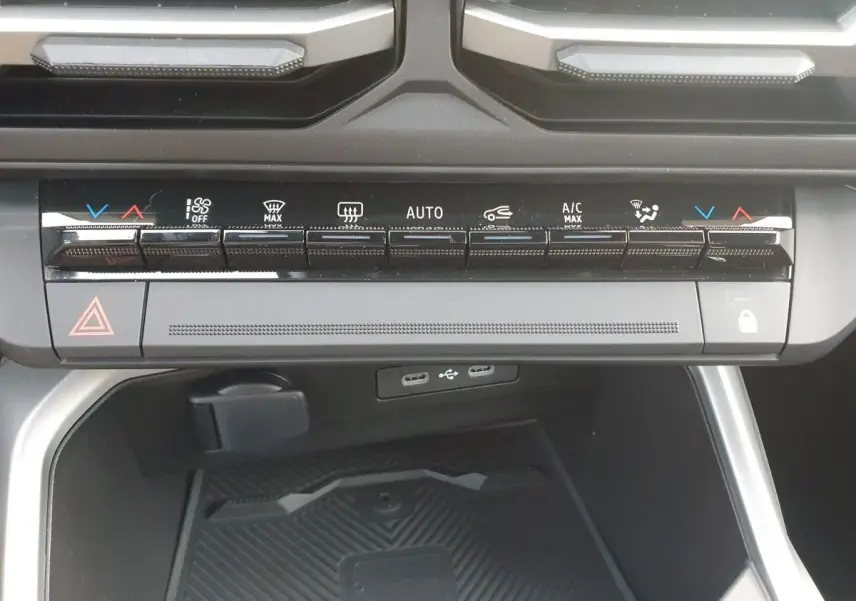 Vue rapprochée de la console centrale du Dacia Bigster 2026, avec commandes climatisation et ports USB-C visibles.