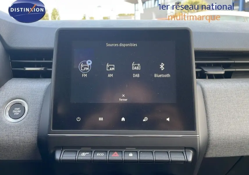 Écran tactile central affichant les options multimédias dans l’habitacle clair d’une Renault Clio 2025.