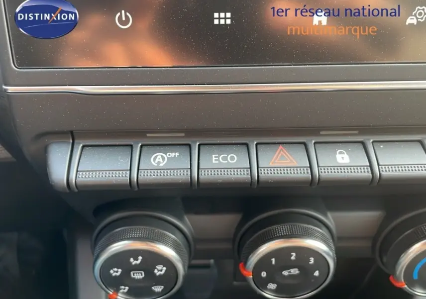 Gros plan sur la console centrale de la Renault Clio Evolution Blue dCi 100 2025, boutons de climatisation et mode Eco visibles.