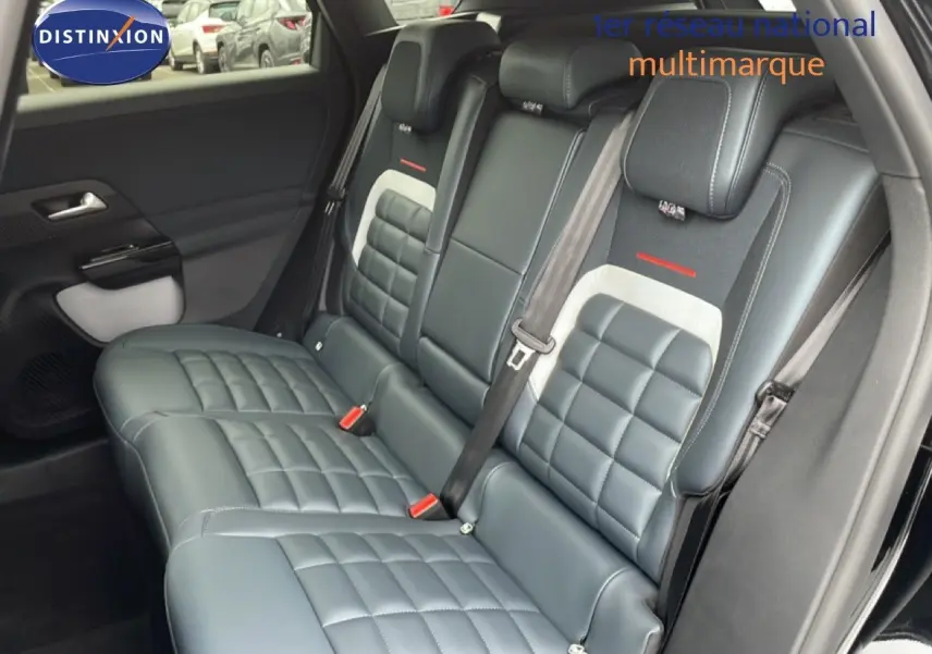 Vue intérieure sur les sièges arrière en cuir noir avec surpiqûres grises du Citroën C5 Aircross 2026.