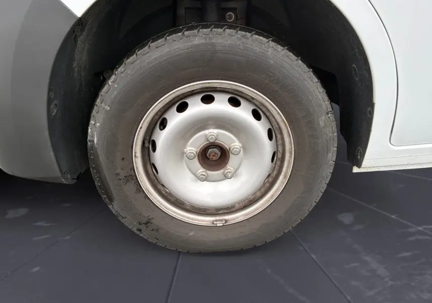 Gros plan sur la roue avant droite d’un Renault Master blanc 2024, jante acier simple avec pneu Duravis.