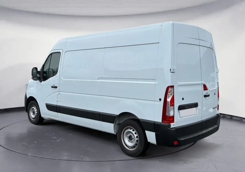 Renault Master blanc en vue 3/4 arrière droit, fourgon utilitaire L2H2 avec bandeau noir latéral et feux arrière verticaux.