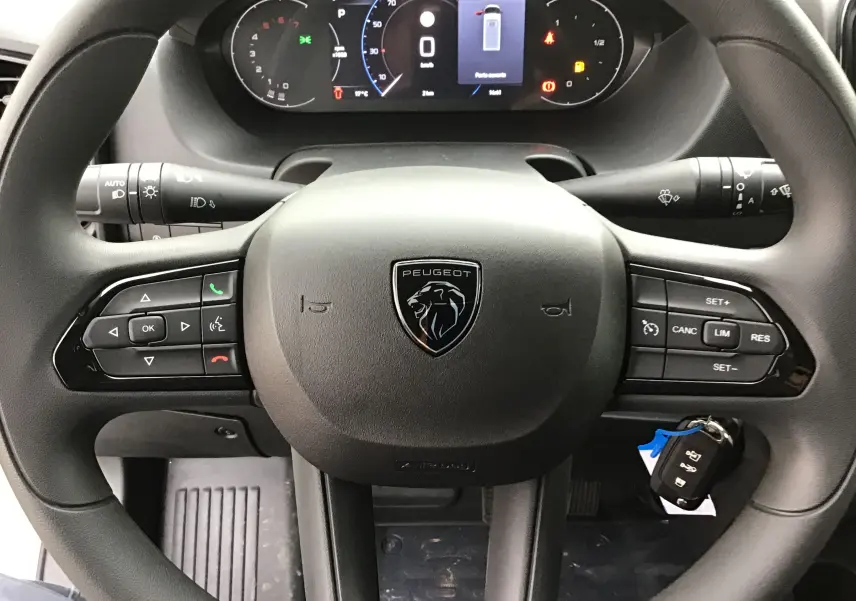 Vue rapprochée du volant Peugeot Boxer Fourgon 2025 avec commandes intégrées et tableau de bord numérique.