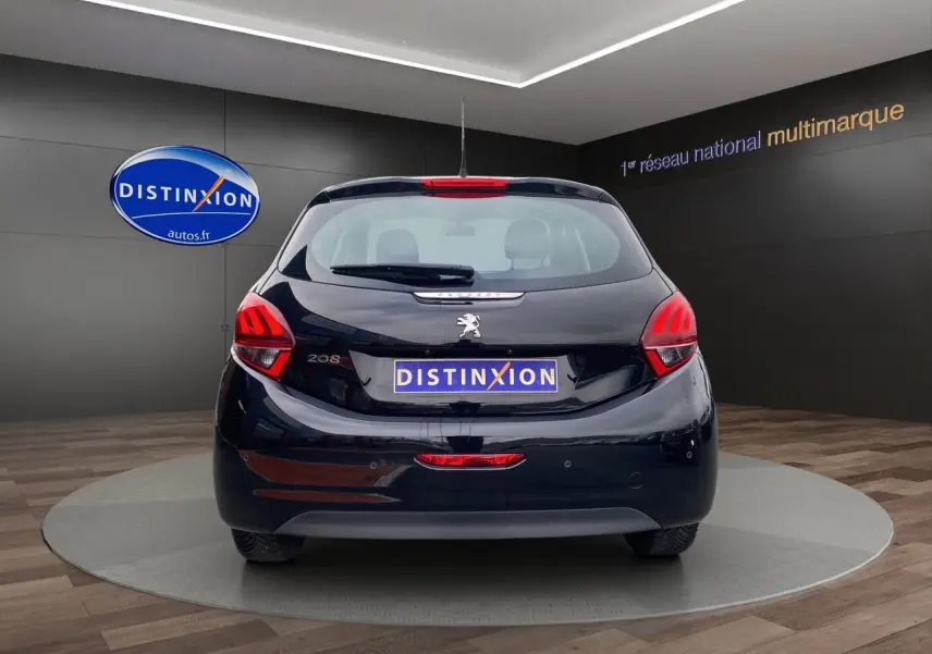 Vue arrière d'une Peugeot 208 Affaire Premium Pack noire, avec radar de recul visible sur le pare-chocs.