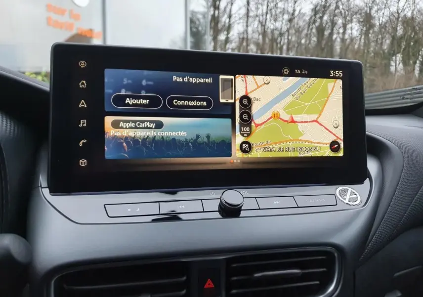 Écran tactile 12,3'' du système NissanConnect du Nissan Juke 2025, vue rapprochée de la console centrale.