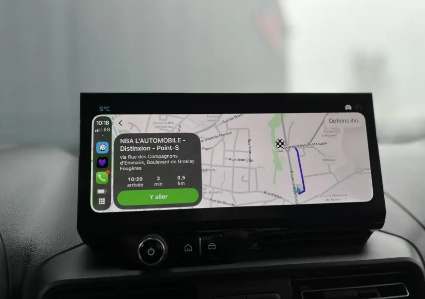 Vue intérieure du tableau de bord du Citroën Berlingo blanc glacier 2025 avec écran tactile affichant navigation GPS.