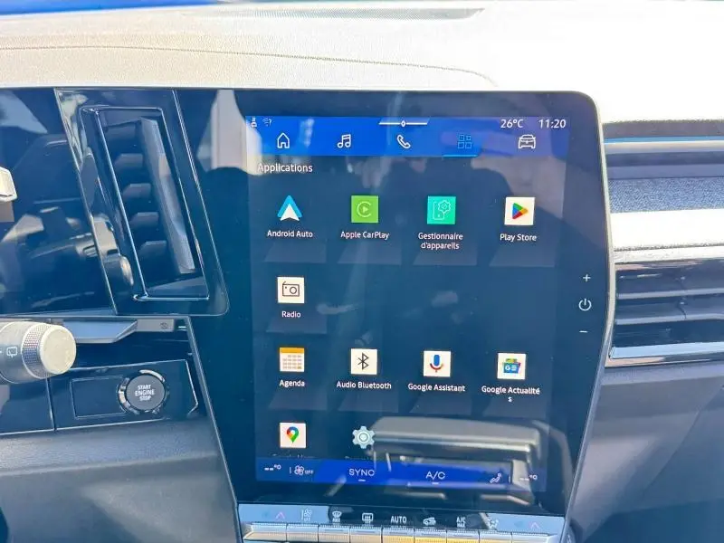 Vue rapprochée de l'écran tactile central du tableau de bord du Renault Austral 2025, affichant les applications connectées.