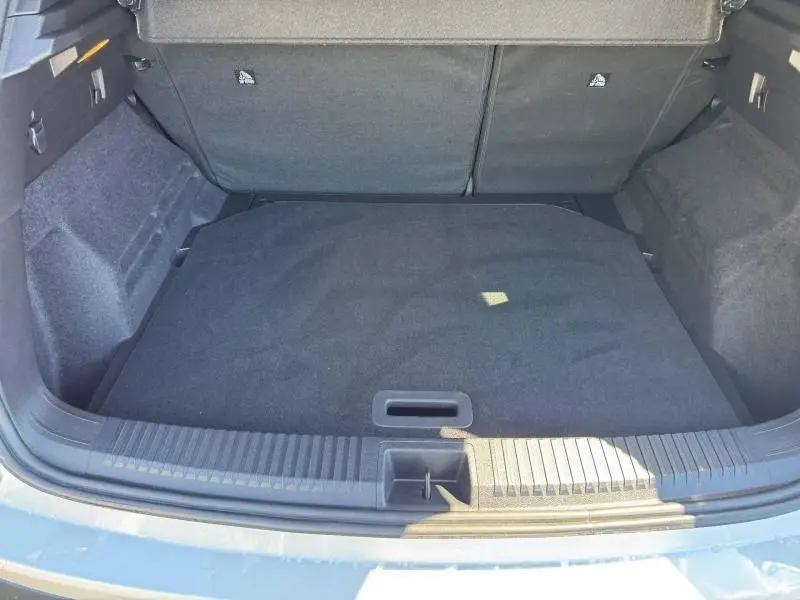 Coffre ouvert vu de l'arrière d'un Renault Austral 2025, intérieur noir avec tapis de sol plat.