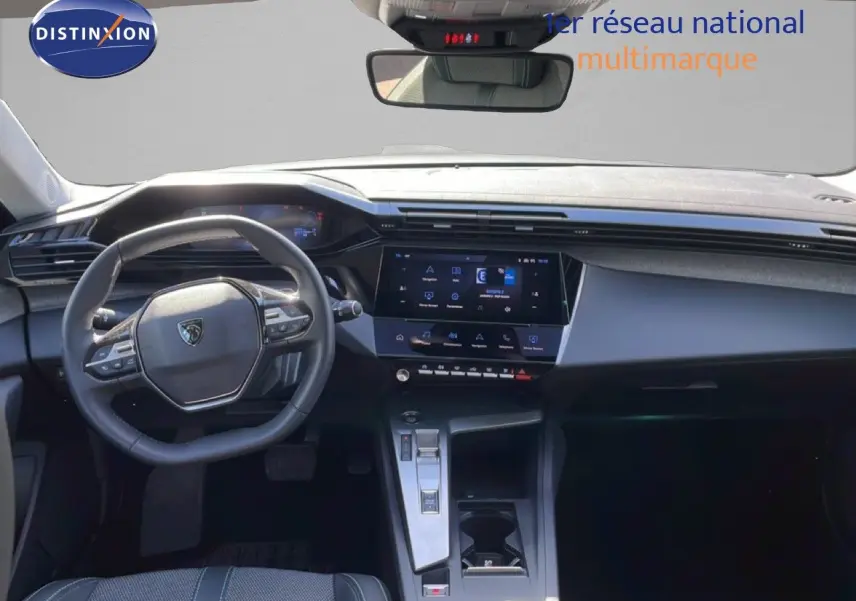 Vue intérieure avant de la Peugeot 308 SW Hybrid gris Artense, avec tableau de bord numérique et écran tactile central.