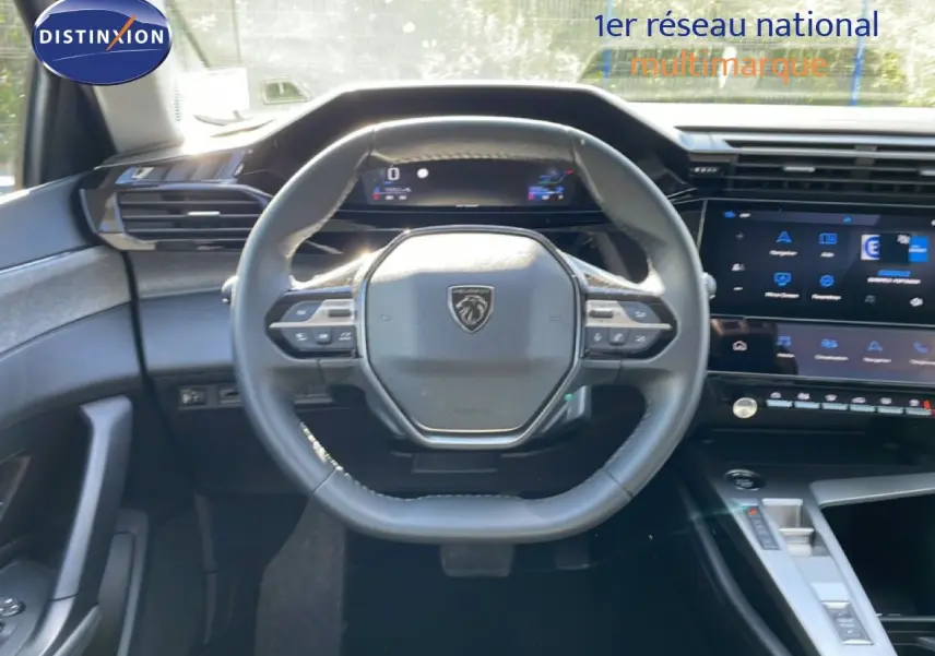Vue intérieure centrée sur le volant cuir multifonction et le tableau de bord numérique de la Peugeot 308 SW gris Artense.