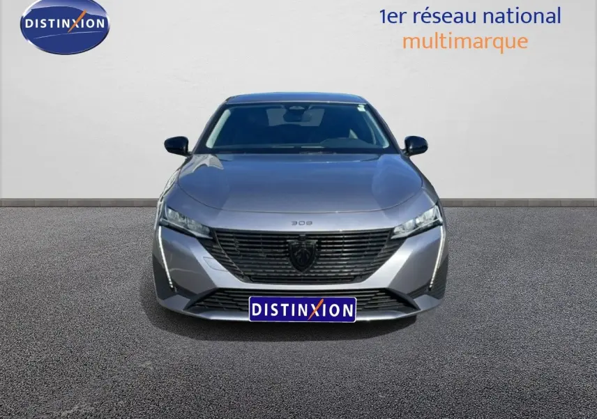Vue avant d'une Peugeot 308 SW hybride gris Artense métal, avec calandre noire et phares LED fins.