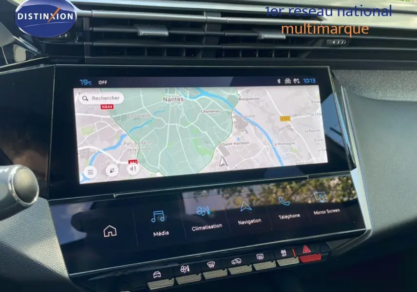 Écran tactile central affichant la navigation dans l’habitacle gris noir d’une Peugeot 308 SW Hybrid 2025.