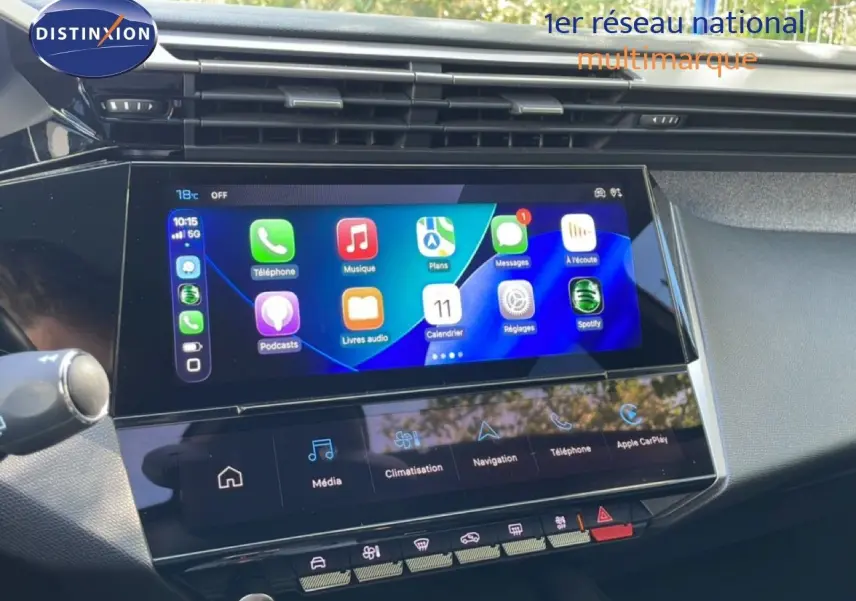 Écran tactile central avec interface Apple CarPlay dans l’habitacle d’une Peugeot 308 SW gris Artense 2025 hybride.