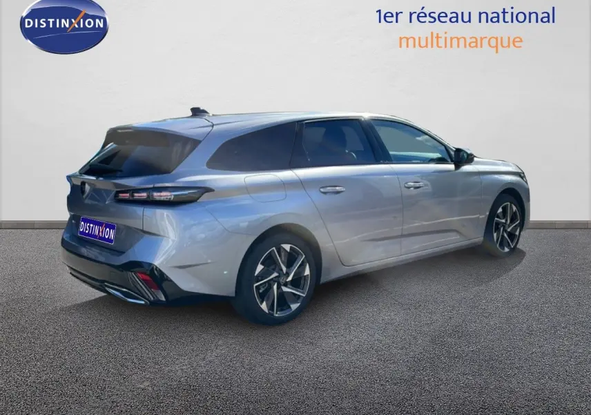 Peugeot 308 SW Hybrid gris Artense métal vue 3/4 arrière droit, avec jantes alliage et vitres teintées.