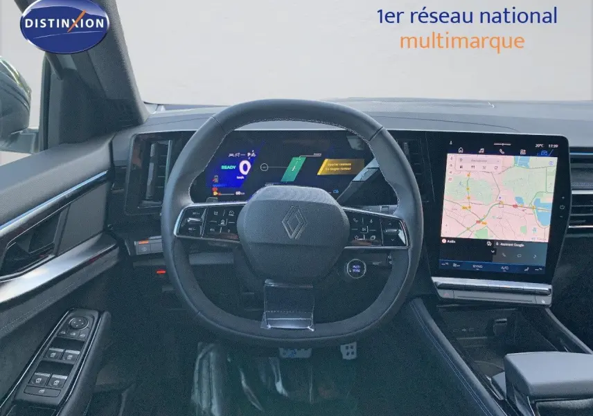 Vue intérieure du tableau de bord du Renault Austral 2024, volant multifonction et écran tactile avec navigation visible.