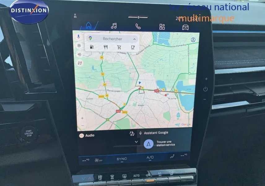 Écran tactile central avec navigation GPS affichée dans l'habitacle du Renault Austral blanc métal toit noir, version hybride 2024.