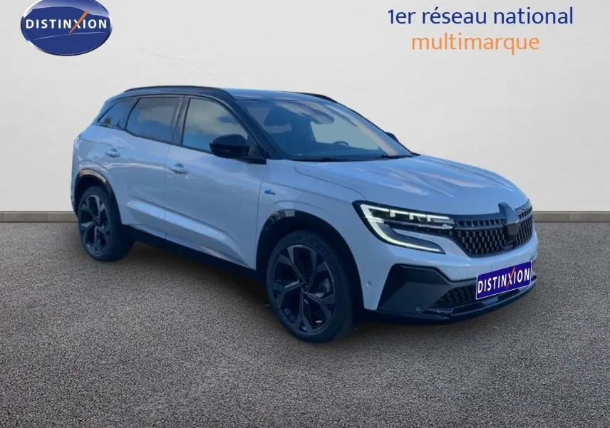Renault Austral 2024 blanc métal avec toit noir, vue 3/4 avant droit mettant en valeur ses jantes noires et phares LED.