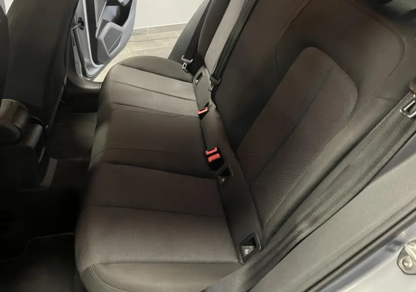 Vue côté droit de la banquette arrière en tissu gris foncé de l'Audi Q2 Business line 2019 avec porte ouverte.