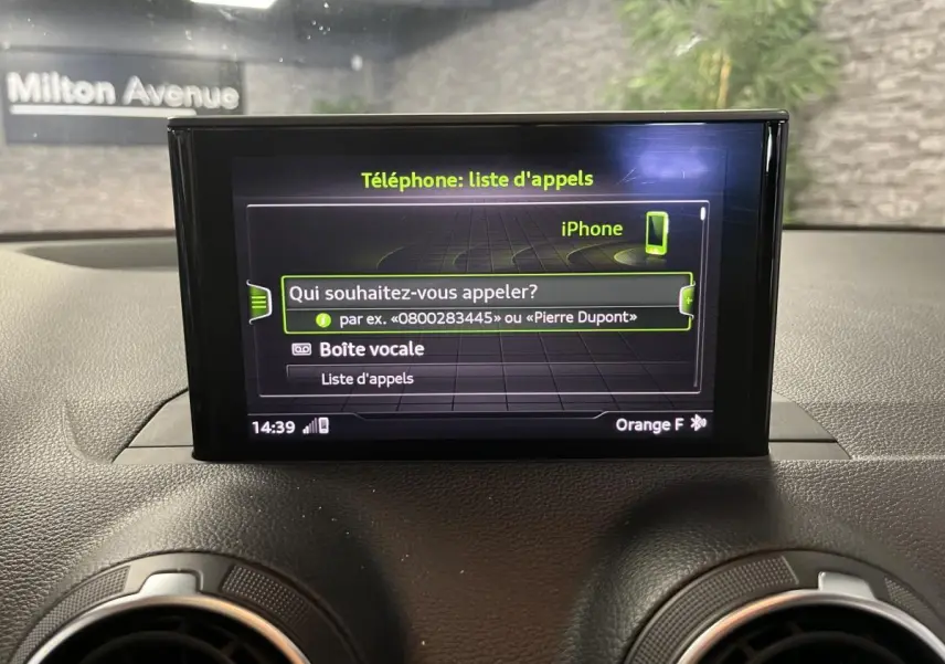 Écran central de l'Audi Q2 2019 affichant la liste d'appels téléphoniques avec interface connectée.
