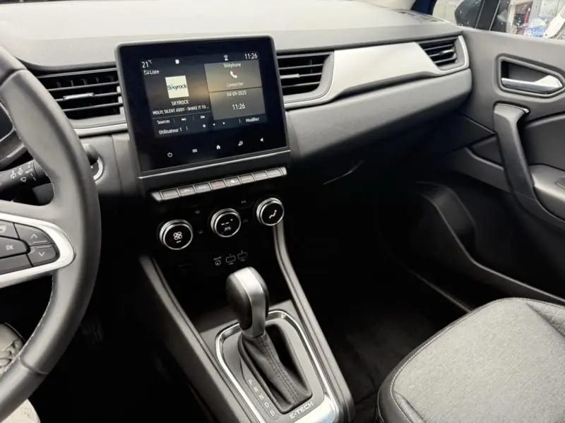 Intérieur du Renault Captur E-Tech 145 Zen 2022, vue côté conducteur sur console centrale avec écran tactile et levier de boîte auto.