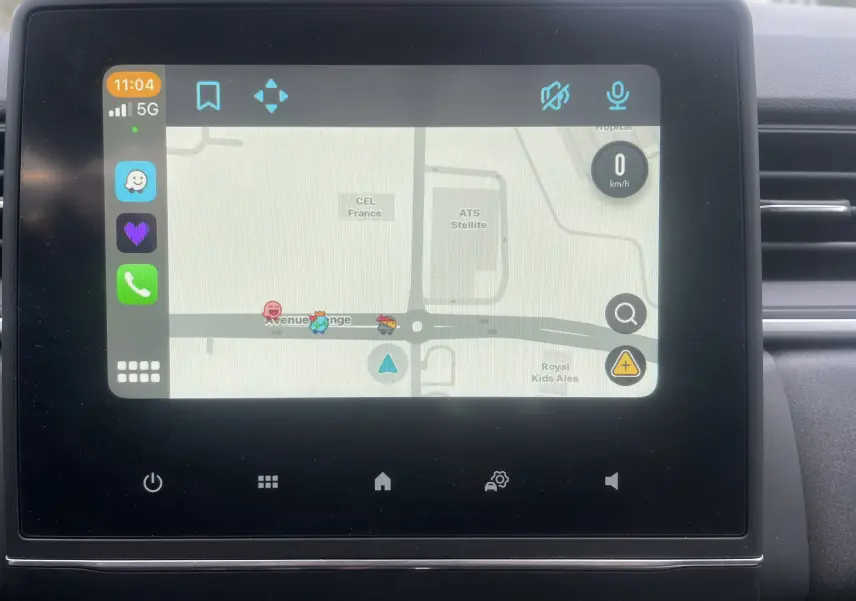 Écran tactile central du Renault Captur E-Tech 145 Zen 2022 affichant la navigation GPS en intérieur du véhicule.