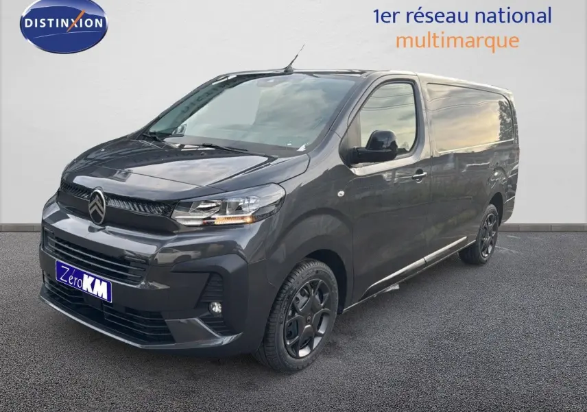 Vue 3/4 avant droite d'un Citroën Jumpy Fourgon XL gris titane métal avec jantes noires et calandre moderne.