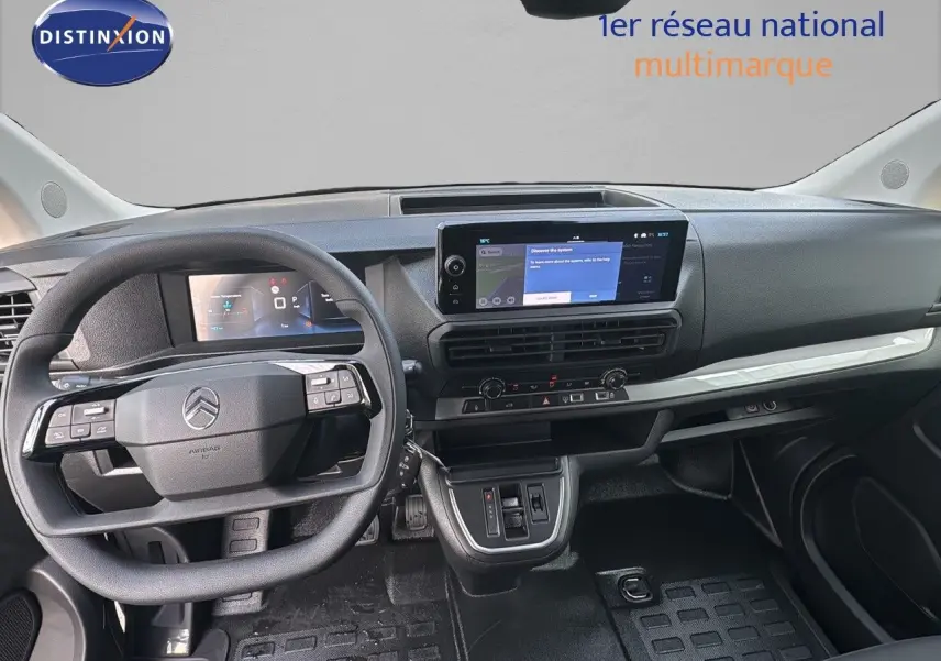 Intérieur du Citroën Jumpy Fourgon XL 2025, tableau de bord moderne avec écran tactile et volant multifonction noir.