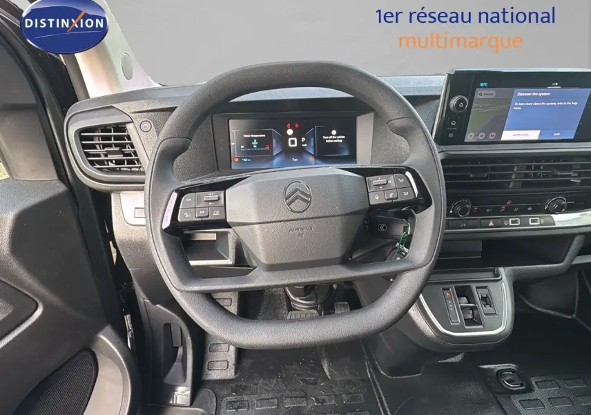 Vue intérieure centrée sur le volant multifonction et le tableau de bord du Citroën Jumpy Fourgon 2025.
