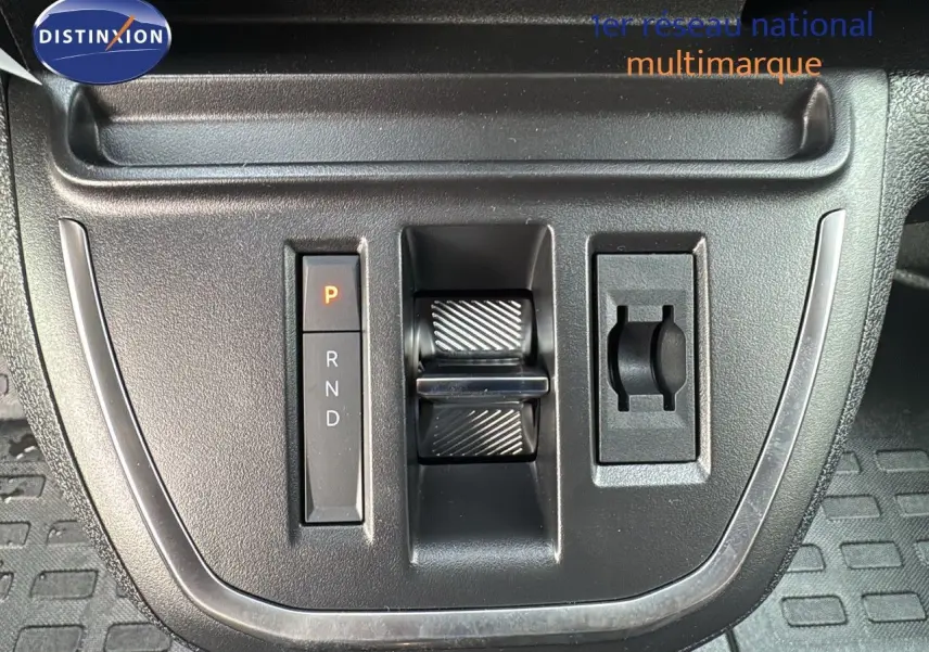 Gros plan sur la commande de boîte automatique du Citroën Jumpy Fourgon gris titane, avec sélecteur P, R, N, D visible.