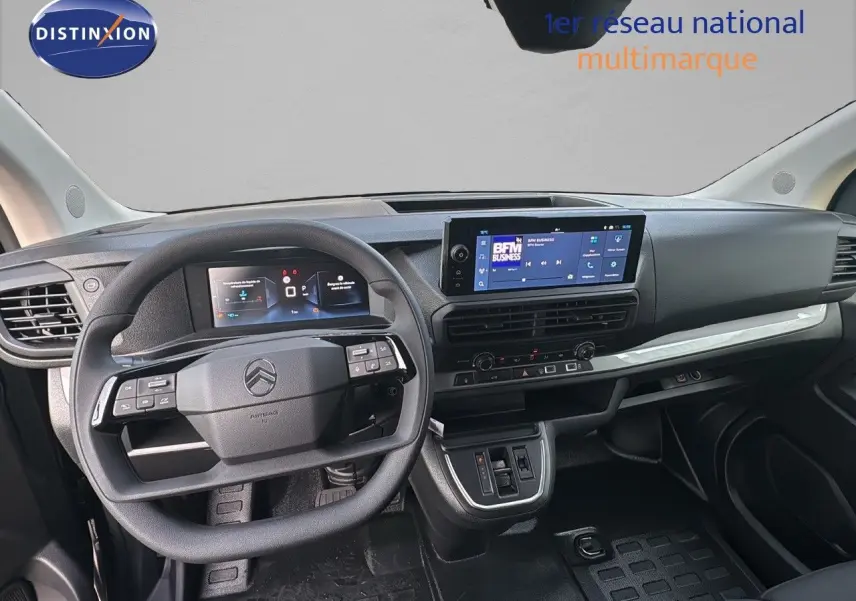 Vue intérieure du poste de conduite du Citroën Jumpy Fourgon XL 2025, tableau de bord moderne avec écran tactile et volant multifonction.
