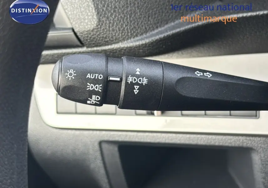 Gros plan sur la commande des feux et clignotants dans l'habitacle du Citroën Jumpy Fourgon gris titane 2025.