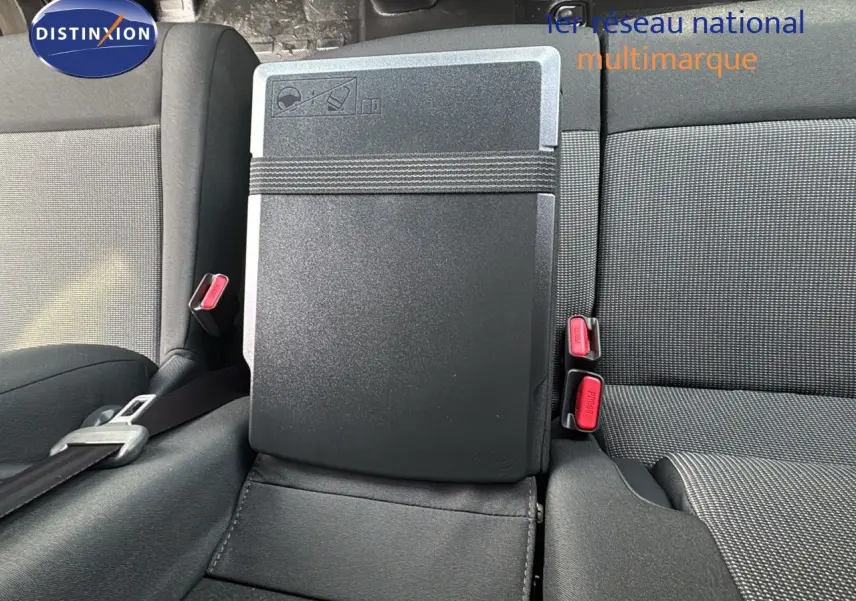 Gros plan sur la banquette arrière noire et grise du Citroën Jumpy Fourgon XL, avec tablette rabattable au centre.