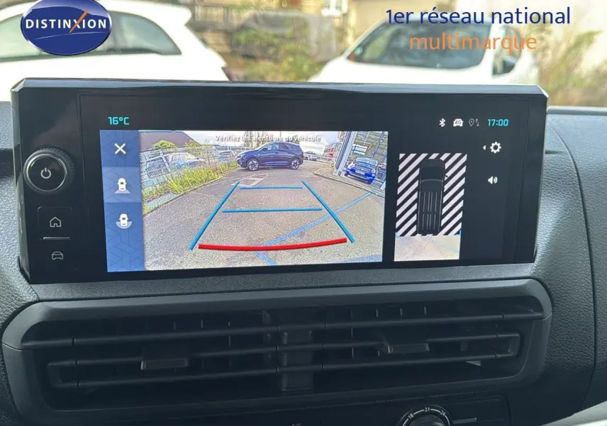 Écran tactile intérieur du Citroën Jumpy Fourgon XL gris titane, affichant la caméra de recul et l'aide au stationnement.