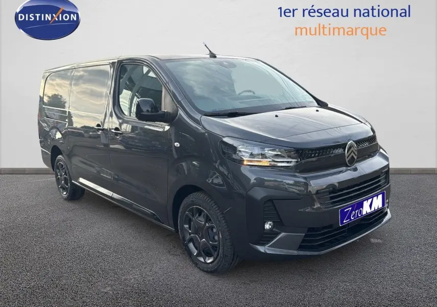 Citroën Jumpy Fourgon XL gris titane métal vu en 3/4 avant droit avec calandre noire et jantes foncées.