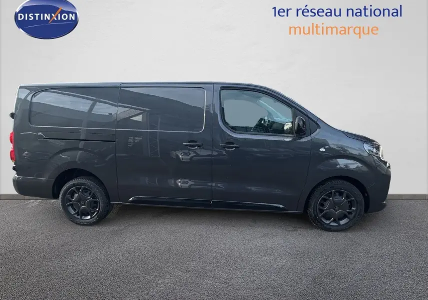 Profil côté gauche du Citroën Jumpy Fourgon XL gris titane métal, fourgon utilitaire moderne avec jantes noires.