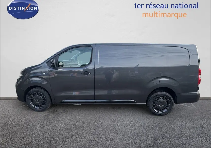 Profil côté gauche du Citroën Jumpy Fourgon XL gris titane métal, avec ses jantes noires et carrosserie lisse.