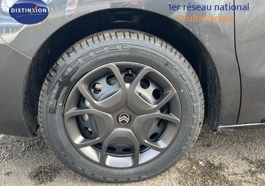 Gros plan sur la roue avant gauche du Citroën Jumpy Fourgon XL gris titane métal avec jante spécifique 2025.