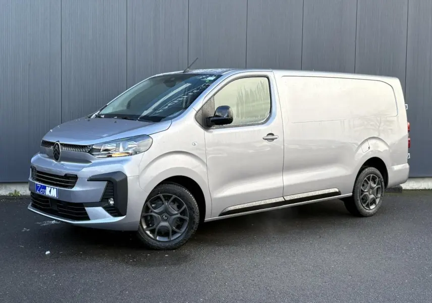 Vue 3/4 avant droite d'un Citroën Jumpy XL gris Artense avec boucliers couleur carrosserie et jantes noires.