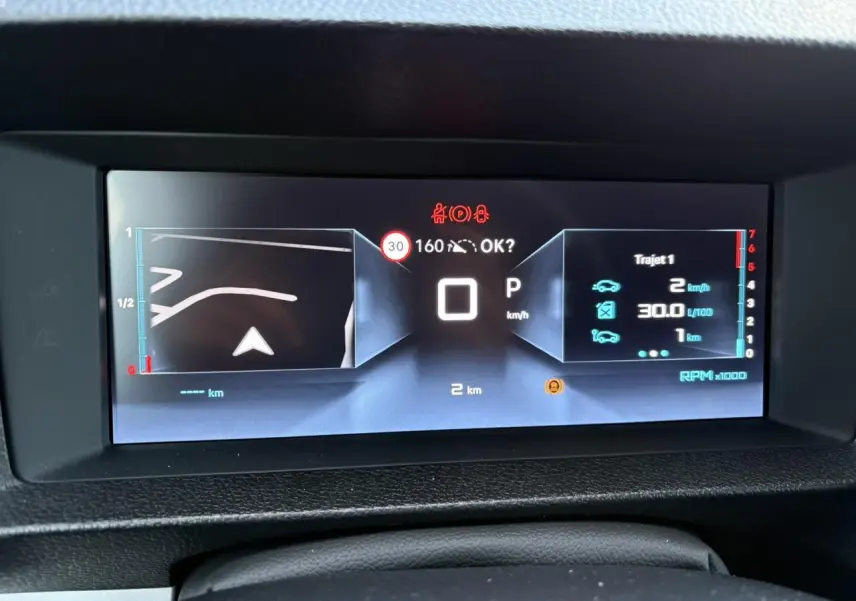 Affichage numérique du tableau de bord du Citroën Jumpy XL gris Artense, avec informations de navigation et consommation.