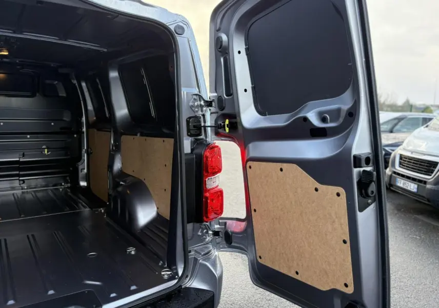 Vue arrière ouverte du Citroën Jumpy XL gris Artense, montrant l'intérieur utilitaire avec panneaux de protection en bois.
