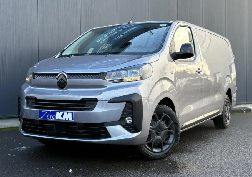 Vue 3/4 avant d'un Citroën Jumpy XL gris Artense avec boucliers couleur carrosserie et coques de rétroviseurs noires