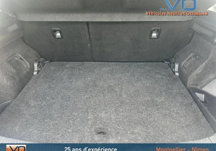 Coffre spacieux et propre de la Toyota Auris Business Hybride 2016, vue intérieure sans chargement ni accessoires visibles.