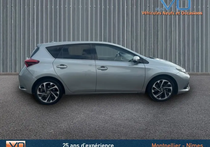 Profil côté gauche d'une Toyota Auris Business Hybride 136h Design gris clair avec jantes alliage 17 pouces.