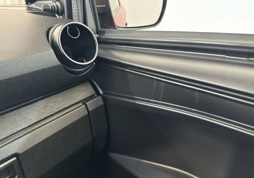 Détail de la porte côté conducteur d'une Aixam Ambition E City Pack 2025 rouge, avec rétroviseur extérieur caméra visible.